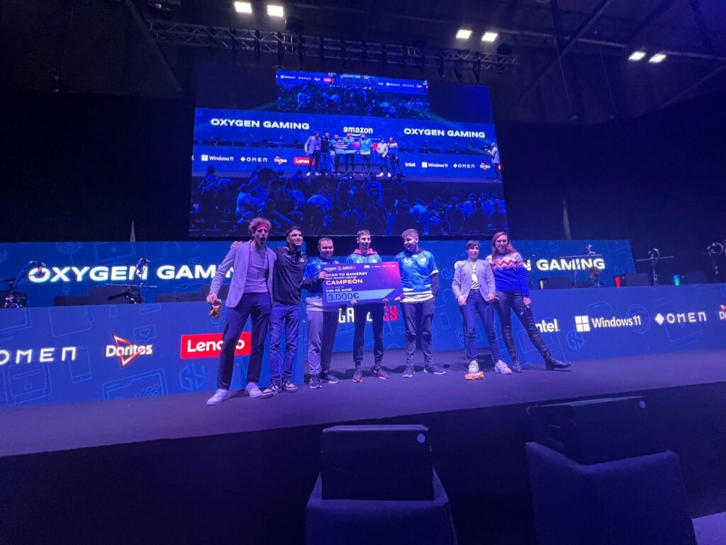 Oxygen Gaming recibiendo el premio como ganador del torneo de Rocket League en Gamergy.